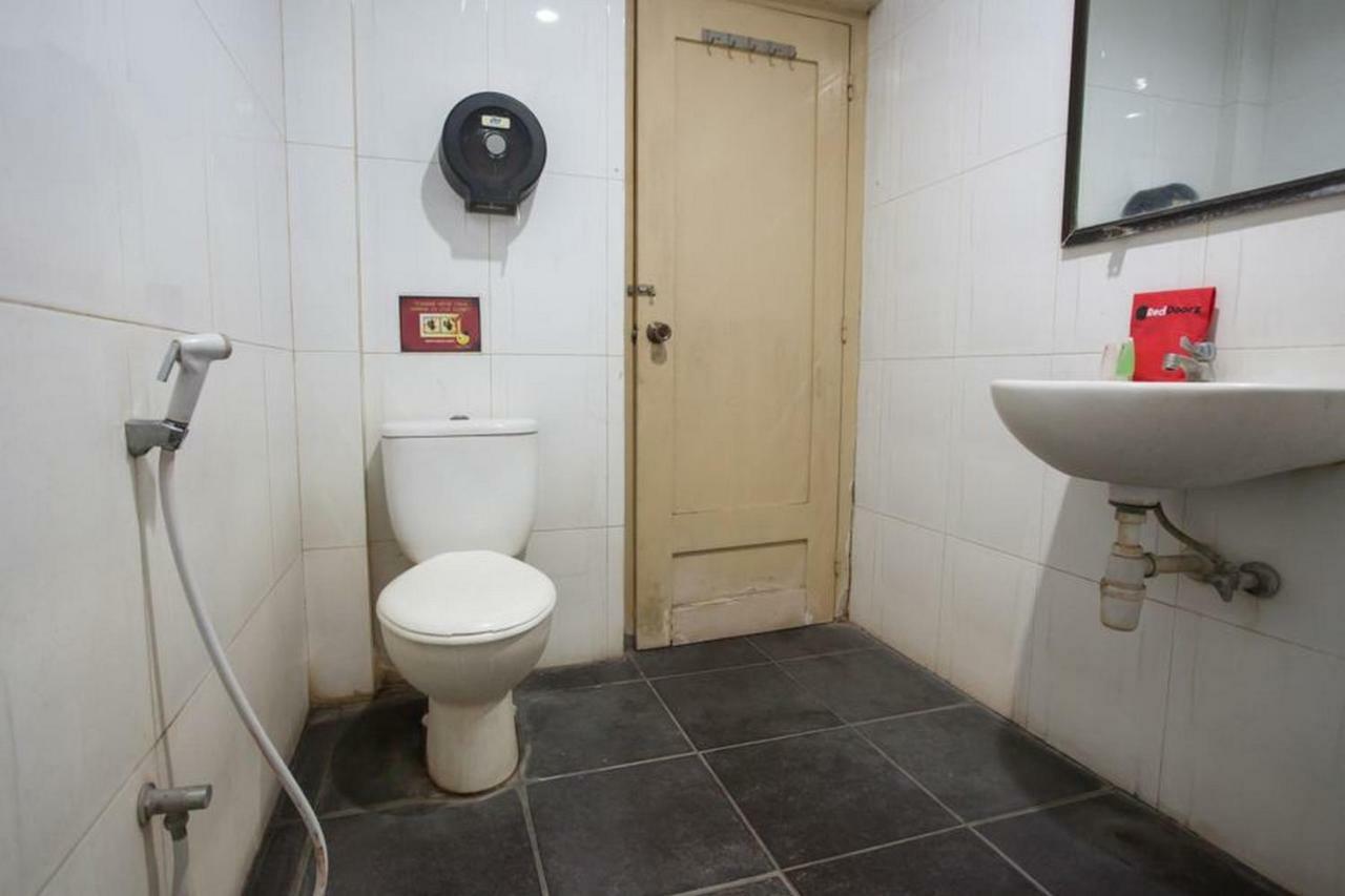 Reddoorz @ Urip Sumoharjo Ξενοδοχείο Σουραμπάγια Εξωτερικό φωτογραφία