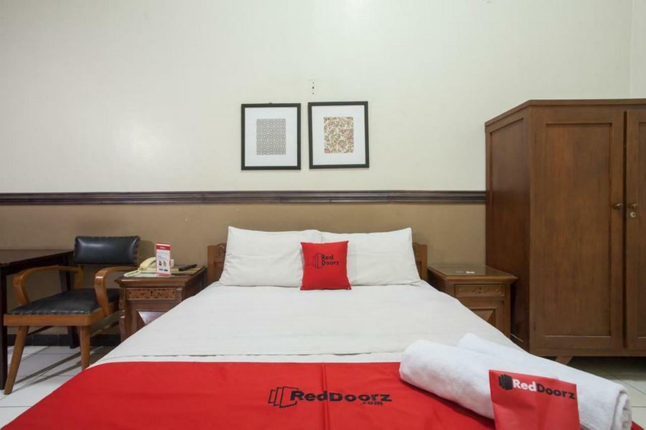 Reddoorz @ Urip Sumoharjo Ξενοδοχείο Σουραμπάγια Εξωτερικό φωτογραφία